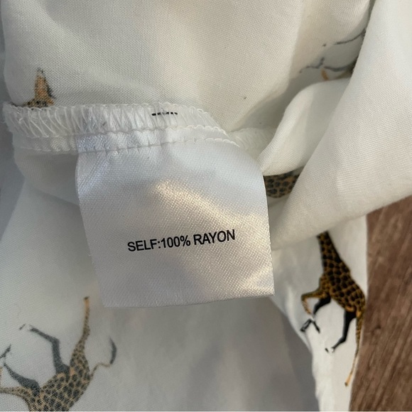 Jane and Delancey Giraffe Printed Long Sleeve Button Up Size Small - Picture 5 of 5